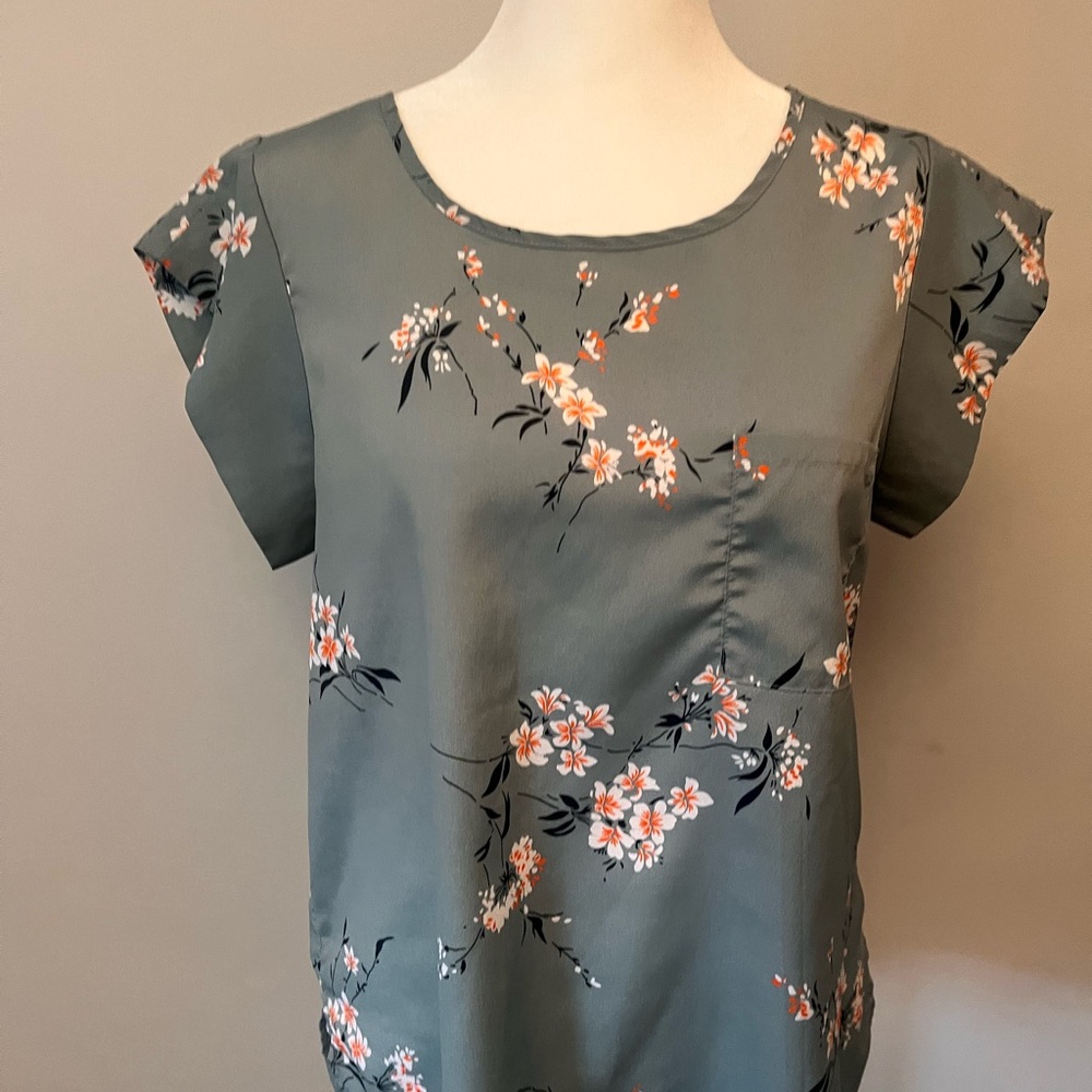 Sweet Rain Green Fitted Blouse with Floral Design